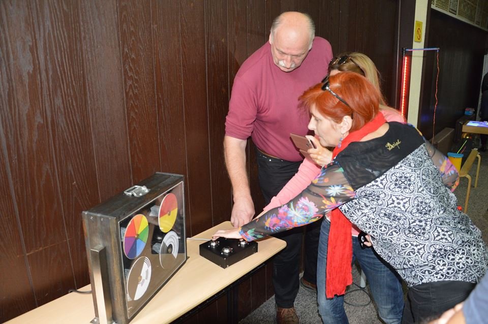 diskoviscrnobijelimpoljimakadasezavrtedjelujuobojano.jpg
